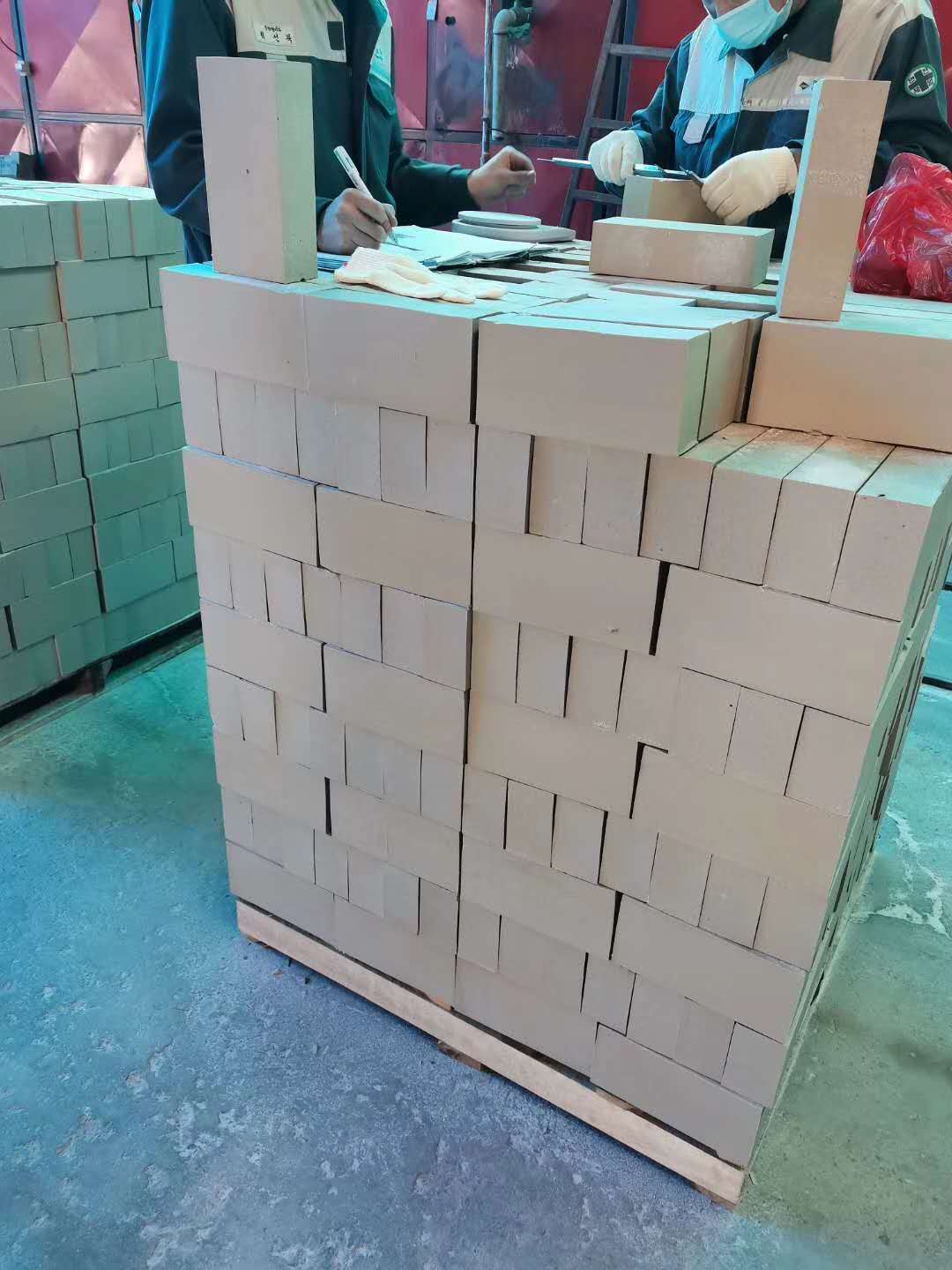 65厚耐酸磚今年處于一直是缺貨狀態，而且價格高，那么為什么會出現這種情況